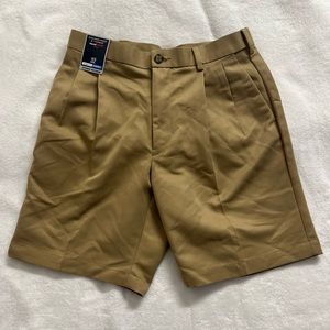 Roundtree & York khaki shorts, size 32, inseam 8“ pleated expander waistband